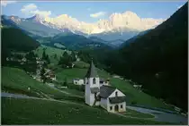 Tiers. Die Kapelle St. Zyprian mit dem gleichnamigen Ortsteil und dem Bergmassiv Rosengarten im Hintergrund. Scan eines Dias vom Anfang der 1980er Jahre.