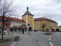 Laufen, Salzburger Tor am Schloplatz, viergeschossiger Turm mit Zeltdach, erbaut im 13. Jahrhundert (15.02.2016)