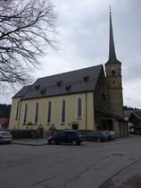 Oberteisendorf, kath. Pfarrkirche St. Georg, neugotischer Saalbau mit eingezogenem Chor, westlichem Fassadenturm mit Spitzhelm und angefgter Sakristei mit Treppenzugang, erbaut 1952 (15.02.2016)