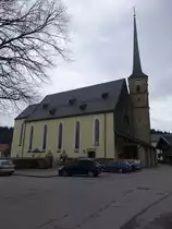 Oberteisendorf, kath. Pfarrkirche St. Georg, neugotischer Saalbau mit eingezogenem Chor, westlichem Fassadenturm mit Spitzhelm und angef�gter Sakristei mit Treppenzugang, erbaut 1952 (15.02.2016)