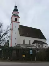 Weildorf, Maria Himmelfahrt Kirche, sp�tgotischer Saalbau mit polygonalem Chorschluss, erbaut 1429, Welsche Turmhaube von 1765 (15.02.2016)