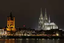 Gro� St. Martin Kirche und der K�lner Dom am Abend in K�ln, am 29.12.2015.