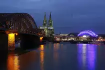 K�lner Dom und die Hohenzollernbr�cke und rechts der Musical Dom am Abend in K�ln, am 29.12.2015.