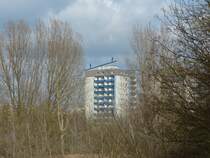 Berliner Osten - die Neubaugebiete werden wohl recht unterschiedlich wahrgenommen. Hellersdorf ist mir immer wieder einen Besuch wert, denn der Kontrast zwischen dichtem Wohnen und grozgiger landschaftlich wertvoller Umgebung ist fr eine Grostadt eher ungewhnlich. Die Akrobaten auf dem Haus ziehen immer wieder die Blicke auf sich. 19.3.2016 (Fotostandpunkt ist ungenau)