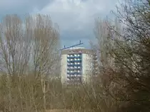 Berliner Osten - die Neubaugebiete werden wohl recht unterschiedlich wahrgenommen. Hellersdorf ist mir immer wieder einen Besuch wert, denn der Kontrast zwischen dichtem Wohnen und großzügiger landschaftlich wertvoller Umgebung ist für eine Großstadt eher ungewöhnlich. Die Akrobaten auf dem Haus ziehen immer wieder die Blicke auf sich. 19.3.2016 (Fotostandpunkt ist ungenau)