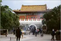 Das Torhaus des Po Lin Klosters auf Lantau Island. Scan eines Dias vom Januar 1997.