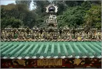 Der kunstvoll verzierte Dachfirst des Kwan Tai Tempels in Tai O auf Lantau. Scan eines Dias vom Januar 1997.