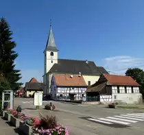 Kembs, Blick durch die Hauptstra�e zur Johanniskirche, Aug.2015
