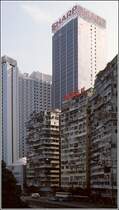 Hong Kong Island. Hochhausgenerationen: alte und neue Hochhusern an der Gloucester Road. Scan eines Dias vom Januar 1997.