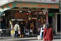 Hong Kong Island. In diesem Laden in der Lee Garden Road wurde verarbeitetes Fleich in groer Auswahl angeboten. Scan eines Dias vom Januar 1997.