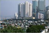 Hong Kong Island. Wohnen am und auf dem Wasser. Moderne Hochhuser stehen im starken Kontrast zu den Wohnbooten im Causeway Bay Typhoon Shelter. Scan eines Dias vom Januar 1997.