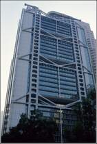 Die jetzt in London ansssige HSBC (Hongkong & Shanghai Banking Corporation) wurde 1895 in Hong Kong gegrndet. Dieses in Central stehende Gebude wurde 1979-1985 von Norman Foster entworfen. Es ist 179 m hoch und verfgt ber 47 Stockwerke. Scan eines Dias vom Januar 1997.