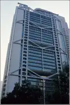 Die jetzt in London ans�ssige HSBC (Hongkong & Shanghai Banking Corporation) wurde 1895 in Hong Kong gegr�ndet. Dieses in Central stehende Geb�ude wurde 1979-1985 von Norman Foster entworfen. Es ist 179 m hoch und verf�gt �ber 47 Stockwerke. Scan eines Dias vom Januar 1997.