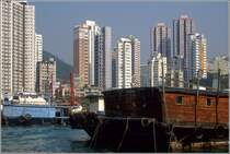 Im Januar 1997 gab es in Aberdeen an der Sdkste von Hong Kong Island neben festen Wohngebuden noch viele schwimmende Behausungen. Scan vom Dia.