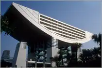 Der Peak Tower auf dem Victoria Peak auf Hong Kong Island. Scan eines Dias vom Januar 1997.