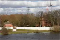 Bremen-Nord. Der gr��te Teil des Dorfes Mittelsb�ren wurde f�r den Bau des Stahlwerkes Bremen abgerissen. Nur wenige H�user und die Moorlose Kirche blieben direkt an der Weser erhalten. 23.03.206