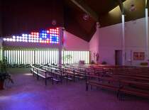 Niederbhl, Blick in den Innenraum der St.Laurentius-Kirche, die groflchigen Farbglasfenster schaffen eine interessante Beleuchtung, Sept.2015