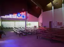 Niederb�hl, Blick in den Innenraum der St.Laurentius-Kirche, die gro�fl�chigen Farbglasfenster schaffen eine interessante Beleuchtung, Sept.2015