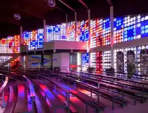 Niederb�hl, St.Laurentius-Kirche, Blick von der S�dseite auf die Farbglasfront der Ostseite mit dem Haupteingang, Sept.2015