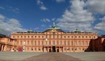 Rastatt, die Hauptfassade von Schlo Rastatt mit dem davorliegenden Ehrenhof, Sept.2015