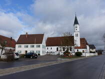 Feldheim, Pfarrkirche St. Georg und Pfarrhaus an der Hauptstrae, Kirche erbaut im 14. Jahrhundert, Saalbau mit eingezogenem dreiseitig geschlossenem Chor, Barockisierung und Sakristeianbau 1. Hlfte des 18. Jahrhundert, Langhaus neu erbaut 1938 (06.03.2016)