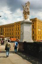 Berlin, Sommer 1993: Brcckenfigur und Stadtschlo (Kulisse)