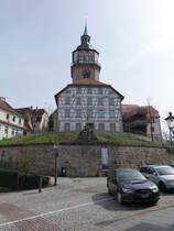 Backnang, Turmschulhaus, erbaut von 1816 bis 1817, dahinter der Stadtturm, der 45 Meter hohe Chorturm erbaut im 13. Jahrhundert, 1693 ergnzt um zwei Fachwerkgeschosse (03.04.2016)