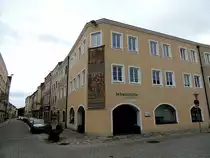 Braunau, Linzer-Stra�e mit Braunauer-Tuchmacherzunft; 140831