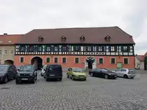 Baunach, Gasthof Obley-Hof, umfangreiche Hofanlage, segmentf�rmige Tordurchfahrt, Fachwerkobergeschoss und Halbwalmdach, erbaut im 18. Jahrhundert (24.03.2016)