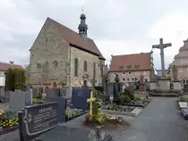 Ebern, Marienkapelle am Friedhof, barockisierter Sandsteinquaderbau mit reich verzierten sp�tgotischen Polygonalchor, erbaut im 15. Jahrhundert (24.03.2016)