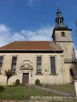 Memmelsdorf, Ev. Pfarrkirche St. Bartholom�us, Saalbau mit Satteldach und Chorturm mit Zwiebelhaube, erbaut von 1721 bis 1722 durch Hans Salb (24.03.2016)