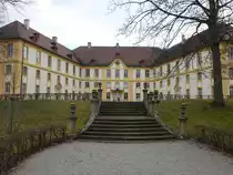 Schloss Rentweinsdorf, erbaut von 1750 bis 1762 von Johann David Steingruber, dreigeschossige Dreifl�gelanlage mit Mansarddach (24.03.2016)
