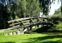Eichstetten am Kaiserstuhl, h�lzerne Bogenbr�cke f�r Fu�g�nger und Radfahrer �ber den M�hlbach, Okt.2014