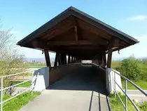 Emmendingen, die Fu�-und Radwegbr�cke �ber die B3, die Auffahrt von der s�d-westliche Seite, April 2016