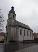 Bundorf, kath. St. Laurentius Kirche, Saalbau mit Walmdach, einzogenem Chor und Fassadenturm mit Glockendach, erbaut bis 1731 durch Johann Georg Danzer und Johann Georg Bierd�mpfel (25.03.2016)