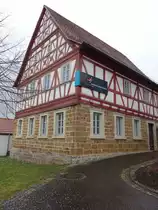 Kleinsteinach, J�disches Museum am Kirchplatz, Zweigeschossiger und giebelst�ndiger Satteldachbau mit Fachwerkobergeschoss, erbaut im 17. Jahrhundert (25.03.2016)