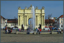 Das 1770/71 errichtete Brandenburger Tor bildet den westlichen Zugang zur Altstadt von Potsdam. Durch den Torbogen ist die Peter-und-Paul-Kirche zu sehen. (05.04.2016)