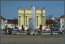 Das 1770/71 errichtete Brandenburger Tor bildet den westlichen Zugang zur Altstadt von Potsdam. Durch den Torbogen ist die Peter-und-Paul-Kirche zu sehen. (05.04.2016)