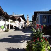 Mittenwald, Blick ber den Obermarkt zur katholischen Pfarrkirche St.Peter und Paul, Aug.2014