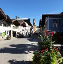Mittenwald, Blick �ber den Obermarkt zur katholischen Pfarrkirche St.Peter und Paul, Aug.2014
