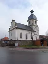 Augsfeld, Pfarrkirche St. Kilian und Maria Magdalena, Saalkirche mit Satteldach und Giebelfassade, erbaut von 1736 bis 1737 von Simon S�� (25.03.2016)