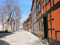 Modernisiertes Fachwerkhaus im Abtshof in Halberstadt, gesehen am 22. April 2016.