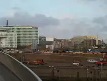 Hamburg am 9.12.2015: Blick von der Hafencity auf das Kontorhausviertel, rechts mit dem gelben Dach die in der Kritik stehenden City-Hof-H�user die abgerissen werden sollen /