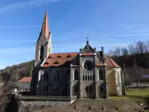 Hetzelsdorf, neugotische Ev. St. Matth�us Kirche, Ger�umige Saalkirche mit Querhaus und polygonal geschlossenem Chor, erbaut von 1899 bis 1901 durch Theodor Eyrich (28.03.2016)