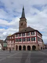 Schwabach, Altes Rathaus am K�nigsplatz, erbaut von 1528 bis 1529, dreigeschossiger Walmdachbau, Obergeschosse mit vorgeblendetem Zierfachwerk und Eckt�rmchen (28.03.2016)