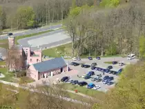 Das ehemalige Forsthaus und Parkpl�tze mit Buswendeschleife vom Baumwipfelpfad in Prora aus am 02.05.2016