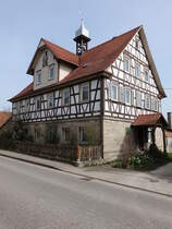 Rathaus von Cottenweiler, erbaut 1850, Dachreiter von 1894 (03.04.2016)