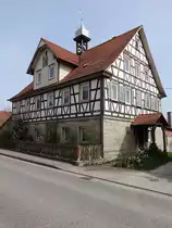 Rathaus von Cottenweiler, erbaut 1850, Dachreiter von 1894 (03.04.2016)