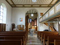 Grossaspach, Innenraum der Ev. St. Juliana Kirche mit Taufstein aus dem 15. Jahrhundert (03.04.2016)