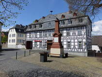 Kirberg, altes Rathaus und Kriegerdenkmal, Rathaus erbaut 1610, heute Heimatmuseum (04.05.2016)